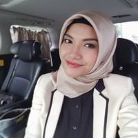 Soal warna, tampaknya Tina juga lebih menyukai warna-warna kalem seperti cokelat, nude, khaki, hitam, dan dusty pink. Warna-warna bold hanya ia pakai untuk acara spesial. Foto: Instagram Tina Talisa