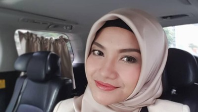 Tina Talisa Berhijab, Intip Gaya Simpelnya yang Menawan