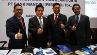 Direktur Bisnis Kecil dan Jaringan Bank Mandiri Hery Gunardi, Direktur Treasury dan International Banking Darmawan Djunaidi, Direktur TI & Operasi Rico Usthavia Frans dan EVP Distribution Network Agus H Widodo tengah berbincang sebelum paparan kinerja Bank Mandiri triwulan II-2018 di Jakarta, Kamis, (19/7/2018).