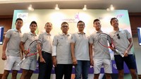 Presiden Direktur Combiphar Michael Wanandi dan Ketua Umum PP PELTI Rildo Ananda Anwar, bersama atlet tenis nasional Justin Barki, Rifqi Fitriadi, Anthony Susanto, David Agung Susanto, usai melaksanakan konferensi pers penyelenggaraan Combiphar Tennis Open 2018 di Jakarta (19/07/2018).