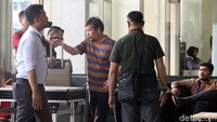 Operasi tangkap tangan (OTT) dilakukan setelah orang kepercayaan Effendy Sahputra berinisial AT mencairkan cek Rp 576 juta di BPD Sumut. Duit Rp 500 juta dari pencairan kemudian dititipkan ke petugas bank lalu diambil Umar Ritonga. Umar sendiri hingga saat ini masih diburu petugas KPK karena melarikan diri setelah melakukan perlawanan saat OTT.