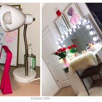 Tak ingin melihat pacarnya hanya berdandan dengan modal kaca kecil, seorang pria membuat meja rias yang cantik dan romantis. Foto: Twitter