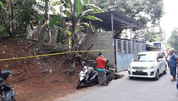 Terduga pelaku melemparkan molotov dari kebun samping rumah Mardani