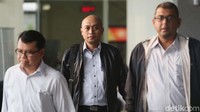 Gunawan keluar dari ruang penyidikan lantai 2 Gedung Merah Putih KPK, Jalan Kuningan Persada, Jakarta Selatan, Kamis (19/7/2018) pukul 16.33 WIB, ditemani Direktur Keuangan PJB-I Amir Faisal.