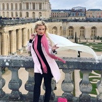 Holly mengatakan bahwa semasa hidup Hugh, ia ingin wanita-wanitanya tampil sesempurna mungkin dan awet muda hingga  rela membiayai segala jenis operasi plasti. Holly pun diminta untuk operasi memperbesar payudara hingga hidung.  Foto: dok. Instagram (@hollymadison)