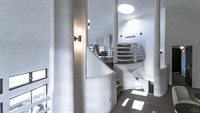 Rumah tiga lantai memiliki banyak kamar, sehingga cocok digunakan oleh tamu yang menginap. Inhabitat/Istimewa.