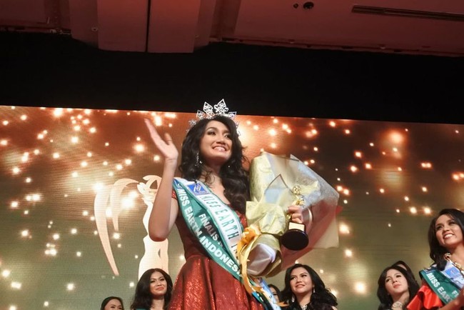 Vashti yang lulus dari Universitas Indonesia dan University of Queensland di Australia dengan gelar Sarjana Sosial (S.Sos) dan Bachelor of Communications (B.Comm) kemudian mengikuti ajang Miss Earth Indonesia 2018. Dan dia keluar sebagai pemenang. Wanita 23 tahun ini pun menjadi wakil Indonesia di ajang Miss Earth 2018 yang akan digelar pada November mendatang. Dan karena keikutsertaannya pada ajang Miss Earth Indonesia ini Vashti dicopot gelarnya. Dengan mengikuti ajang sejenis, dia melanggar kontrak Puteri Indonesia. Foto: Instagram, Yayasan Puteri Indonesia