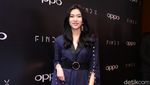 Pesona Isyana Sarasvati dengan Cape Dress Biru