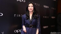Ia tampil cantik menawan dengan cape dress biru. Pool/Ismail/detikFoto.