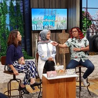 Tina tak melewatkan tren hijab segi empat motif yang sedang hits di kalangan hijabers. Ia beberapa kali tampil mengenakan hijab bermotif abstrak.. Foto: Instagram Tina Talisa