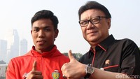 Tjahjo Kumolo dan Zohri mengacungkan jempolnya di sela-sela pemberian penghargaan di Stadion Madya Gelora Bung Karno, Jalan Asia Afrika, Jakarta Pusat, Kamis (19/7/2018).