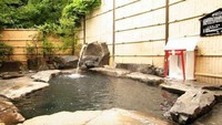 Yang melakukan ritual dan berdoa haruslah pria. Wanita di dalam pemandian hanya tinggal menungu kode dari pria di pemandian sebelah. Ini pemandian prianya. (shyosenkaku.co.jp)
