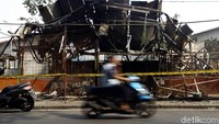 Api melahap 11 lapak pedagang di sepanjang jalan yang diketahui semi permanen, sehingga memudahkan api membakar lapak-lapak tersebut.