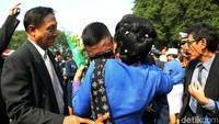 Para orang tua pun bangga menyaksikan putra dan putri mereka dilantik menjadi perwira usai menempuh pendidikan di Akademi TNI dan Akademi Kepolisian (Akpol).