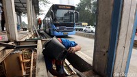 Perluasan halte TransJakarta ini berkaitan dengan perluasan sistem ganjil genap yang mulai efektif dilaksanakan sejak awal bulan Juli 2018.