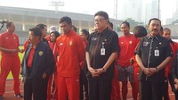 Foto: Zohri yang mengenakan setelan baju olahraga warna merah itu menerima piagam dan rumah didampingi Ketua Pengurus Besar Persatuan Atletik Seluruh Indonesia (PB PASI) Bob Hasan. Fotografer: Zunita Amalia Putri/detikcom