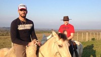 Alisson Becker terlihat sering memposting berliburnya sembari menunggang kuda di negaranya. Salah satu tempatnya ada di Lavras, Rio Grande Do Sul, Brazil (Alisson Becker/Instagram)