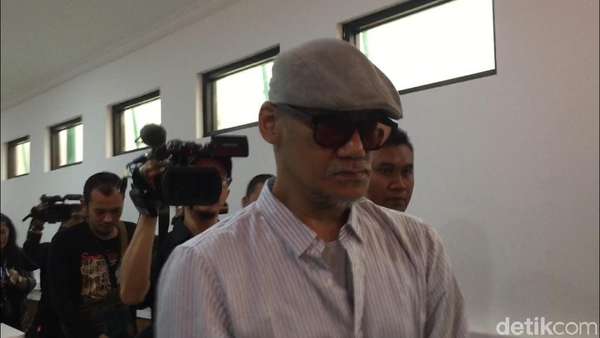 Sidang Putusan Ditunda, Tio Pakusadewo Berkaca-kaca Sidang Putusan Ditunda, Tio Pakusadewo Berkaca-kaca
