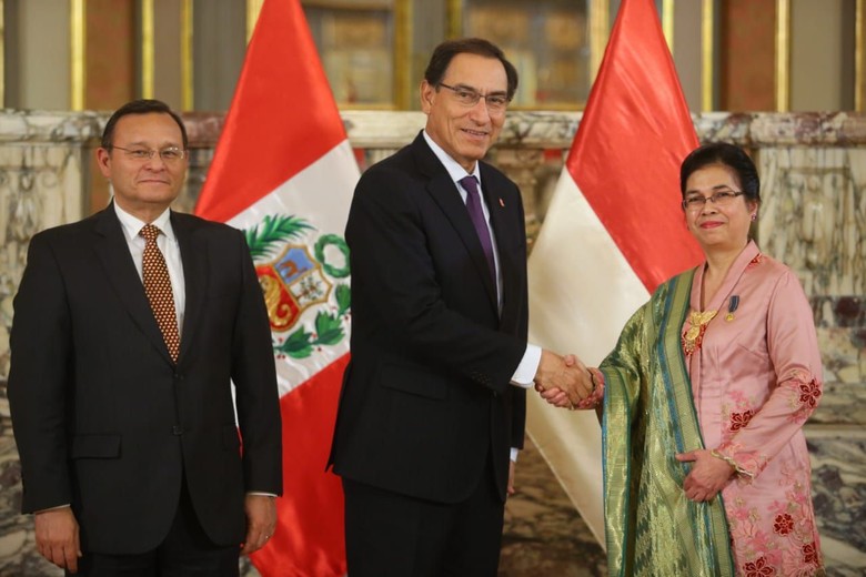 Dubes RI di Lima Serahkan Surat Kepercayaan pada Presiden Peru Dubes RI di Lima Serahkan Surat Kepercayaan pada Presiden Peru