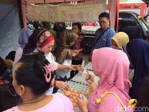 Ibu-ibu Antre Borong Telur Ayam Murah Rp 19.500/Kg