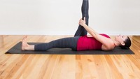 Gerakan kelima disebut harmstring stretch. Pastikan tubuhmu benar-benar lurus sebelum mengangkat kaki. Angkat salah satu kaki dan tahan dengan kedua tangan di bagian paha selama beberapa detik, lalu ganti dengan kaki satunya. Saat mengangkat kaki, kamu juga bisa sambil memutar-mutar pergelangan kaki. (Foto: Louisa Larson via PopSugar)