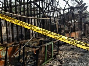 Penampakan Lapak Pedagang yang Hangus Terbakar di Kelapa Gading