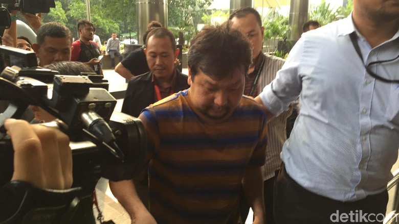 Tersangka Penyuap Bupati Labuhanbatu Tiba di KPK Tersangka Penyuap Bupati Labuhanbatu Tiba di KPK