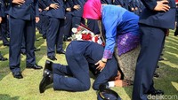 Isak tangis kebahagiaan menyelimuti Istana Merdeka usai pelantikan taruna-taruni Akmil dan Akpol, Kamis (19/7/2018). Tak sedikit juga yang bersujud di kaki orang tuanya.