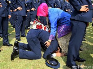 Momen Haru Orang Tua dan Perwira TNI Usai Dilantik Jokowi