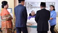 Selain Jokowi-JK, sejumlah tokoh juga sudah menjenguk SBY. Meereka di antaranya adalah Prabowo Subianto, BJ Habibie, dan Aburizal Bakrie.