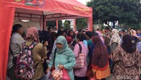 Menurut Manajer Toko Tani Indonesia Center, Inti Pertiwi Nashwari, pembelian telur ayam murah dibatasi 5 kg per orang.