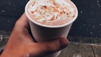 Segelas hot chocolate dengan tambahan whipped cream di genggaman Rafi kelihatan nikmat ya? Uhhh yummmy want it, tulis salah seorang netizen. Foto: Instagram rafihaikal123