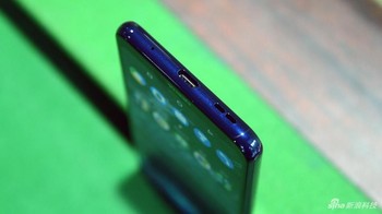 Bagian bawah terdapat port USB Type C. Foto: cnbeta