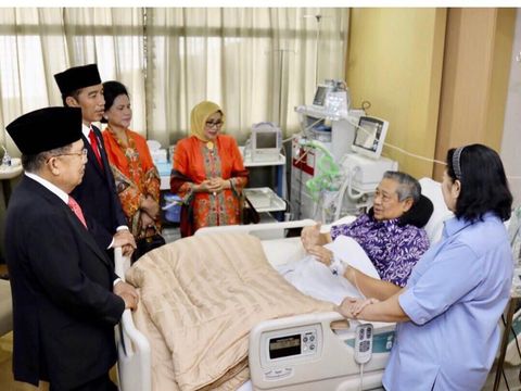 Ani setia menemani SBY saat sakit.