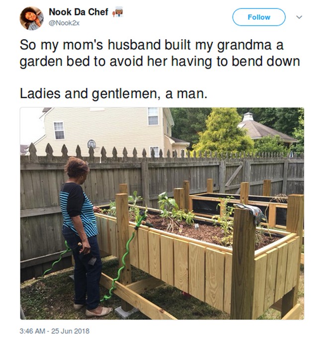 Pria romantis bukan hanya baik pada pasangan tapi orang sekitar. Seorang pria membangun taman di atas tanah agar ibu istrinya tidak perlu membungkuk. Foto: Twitter