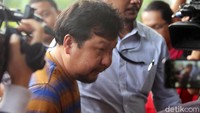 Effendy diumumkan sebagai tersangka Rabu (18/7/2018) malam. Effendy diduga menyuap Pangonal sebesar Rp 576 juta yang merupakan bagian dari Rp 3 miliar terkait proyek-proyek di Labuhanbatu untuk tahun 2018.
