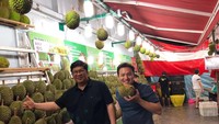 Karir Moreno dimulai sebagai pembalap mobil nasional, ia adalah adik dari pembalap Ananda Mikola. Kini ia lebih aktif menjadi politisi, dan menjabat sebagai anggota DPR. Dia gemar menyantap buah durian. Foto: Instagram @moreno_soeprapto
