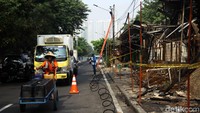 Untuk mengantisipasi adanya korsleting, petugas Sudin Perindustrian dan Energi datang untuk melakukan pengecekan listrik di lokasi kejadian.