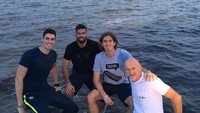 Kalau yang ini sedang bersama teman-temannya. Ia sedang plesir di Encontro Das Aguas, Sungai Amazon, Brazil (Alisson Becker/Instagram)