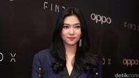 Isyana Sarasvati tampil menawan dengan cape dress biru kala menghadiri sebuah acara di kawasan SCBD. Pelantun Winter Song itu menunjukan pesonanya.  Foto: Ismail/detikFoto
