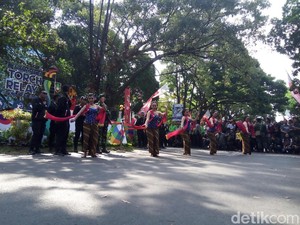 Saat Ganjar Terima Estafet Jadi Pelari Obor Asian Games di Solo
