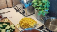 Menyiapkan saus enak untuk makanan lezat, tulis Isaac dalam akun Instagramnya. Hayo tebak, kekasih Dua Lipa ini mau bikin apa? Foto: Instagram @isaaccarew