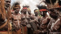 Suku Kamoro menempati kawasan pesisir Timika. Mereka terkenal dengan berbagai macam tarian (Afif Farhan/detikTravel)
