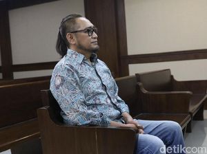 Gaya Rambut Kuncir Kuda Choel Mallarangeng di Sidang PK