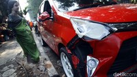 Diketahui kebakaran terjadi pada Rabu malam pukul 23.45 WIB akibat pembakaran obat nyamuk. Ada 9 unit Damkar dikerahkan ke lokasi.