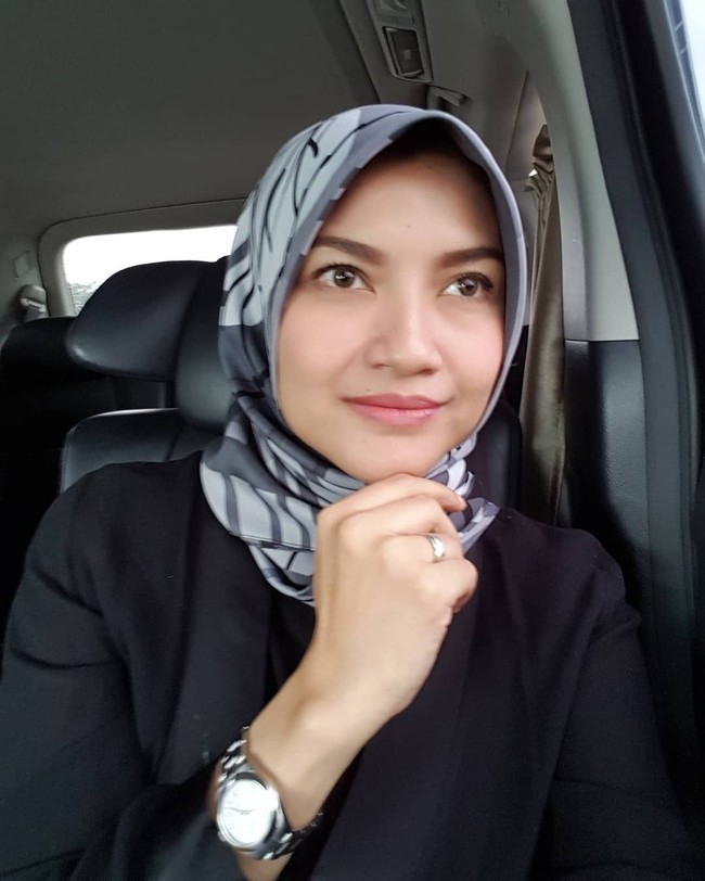 Dua bulan lalu, penampilan Tina Talisa berubah. Ia memutuskan untuk berhijab. Penampilannya pun langsung jadi sorotan banyak orang. Foto: Instagram Tina Talisa