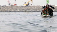 Muara Sungai Dadap saat ini menjadi satu-satunya akses nelayan untuk melaut. Jika pengerjaan dilanjutkan, dia khawatir mata pencarian warga setempat akan terpengaruh.