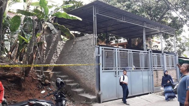Area kebun di samping rumah Mardani di-police line