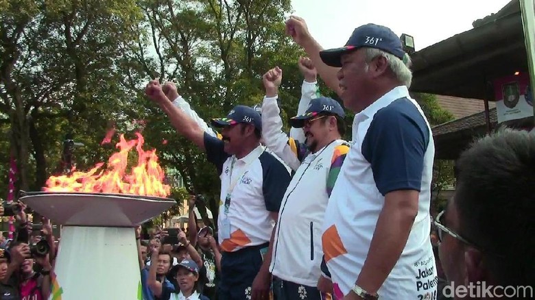 Menteri Basuki Pelari Terakhir Kirab Obor Asian Games di Solo Menteri Basuki Pelari Terakhir Kirab Obor Asian Games di Solo