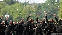 Mereka kemudian sejenak diam dan mengambil posisi sujud syukur. Tak sampai di situ, para perwira pertama Polri itu kemudian mengambil setangkai bunga dari saku masing-masing dan melemparkannya ke udara.